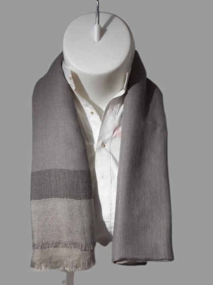 Men's Gray Woolen Scarf: Warm and Stylish Accessory for Winter